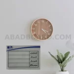 تصویری از تخته وایت‌برد شیشه‌ای در بیمارستان، نمایش اطلاعات درمانی و وضعیت بیماران.